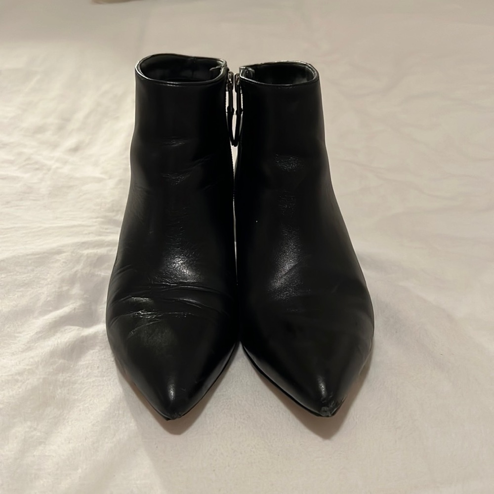 SAM EDELMAN BLACK LEATHER KITTEN HEEL ANKLE BOOTIE.